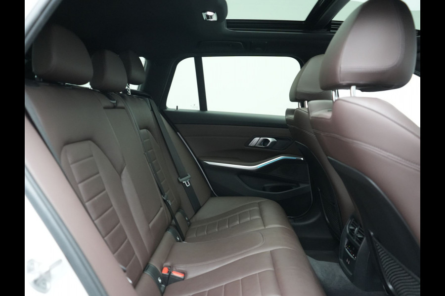 BMW 3 Serie Touring 330e M Sport PHEV 293pk Dealer O.H. | Panodak | Laser LED | Head Up | Adaptief Onderstel | Camera | Lederen Sportstoelen & Stuur Verwarmd | Sfeerverlichting | Keyless | BLIS | Apple Carplay | Virtual | Navigatie | DAB | Plug In Hybrid |