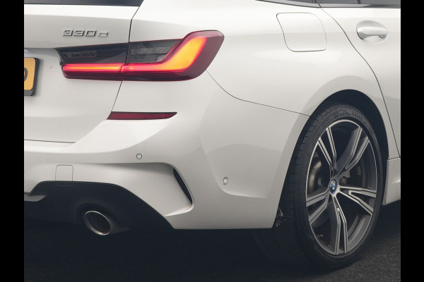 BMW 3 Serie Touring 330e M Sport PHEV 293pk Dealer O.H. | Panodak | Laser LED | Head Up | Adaptief Onderstel | Camera | Lederen Sportstoelen & Stuur Verwarmd | Sfeerverlichting | Keyless | BLIS | Apple Carplay | Virtual | Navigatie | DAB | Plug In Hybrid |