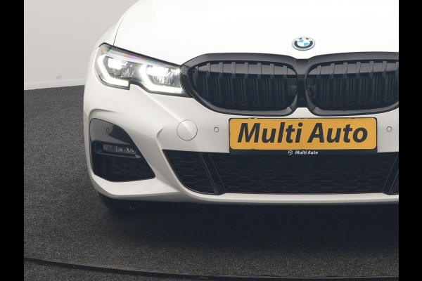 BMW 3 Serie Touring 330e M Sport PHEV 293pk Dealer O.H. | Panodak | Laser LED | Head Up | Adaptief Onderstel | Camera | Lederen Sportstoelen & Stuur Verwarmd | Sfeerverlichting | Keyless | BLIS | Apple Carplay | Virtual | Navigatie | DAB | Plug In Hybrid |