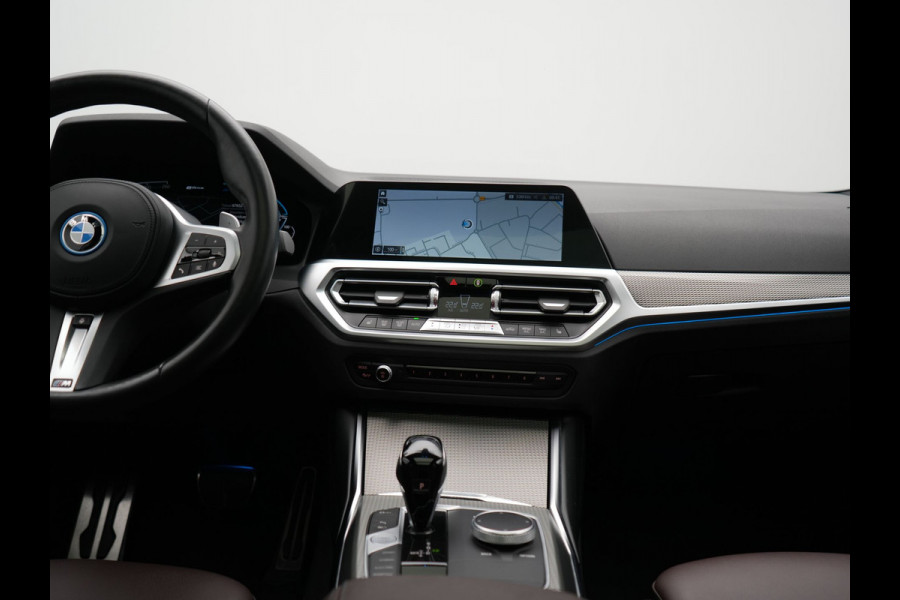 BMW 3 Serie Touring 330e M Sport PHEV 293pk Dealer O.H. | Panodak | Laser LED | Head Up | Adaptief Onderstel | Camera | Lederen Sportstoelen & Stuur Verwarmd | Sfeerverlichting | Keyless | BLIS | Apple Carplay | Virtual | Navigatie | DAB | Plug In Hybrid |