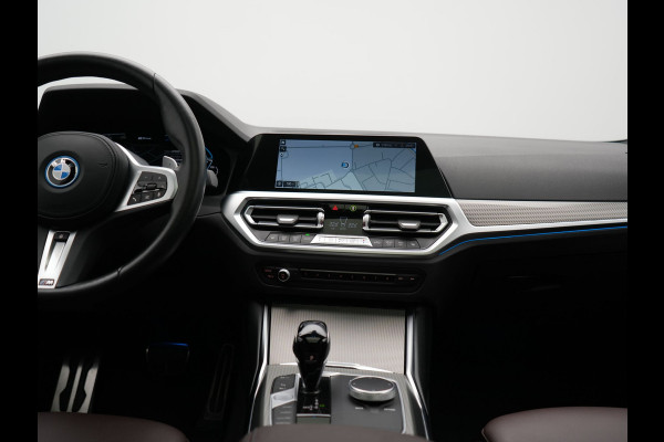 BMW 3 Serie Touring 330e M Sport PHEV 293pk Dealer O.H. | Panodak | Laser LED | Head Up | Adaptief Onderstel | Camera | Lederen Sportstoelen & Stuur Verwarmd | Sfeerverlichting | Keyless | BLIS | Apple Carplay | Virtual | Navigatie | DAB | Plug In Hybrid |