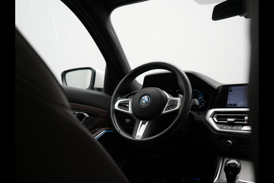 BMW 3 Serie Touring 330e M Sport PHEV 293pk Dealer O.H. | Panodak | Laser LED | Head Up | Adaptief Onderstel | Camera | Lederen Sportstoelen & Stuur Verwarmd | Sfeerverlichting | Keyless | BLIS | Apple Carplay | Virtual | Navigatie | DAB | Plug In Hybrid |