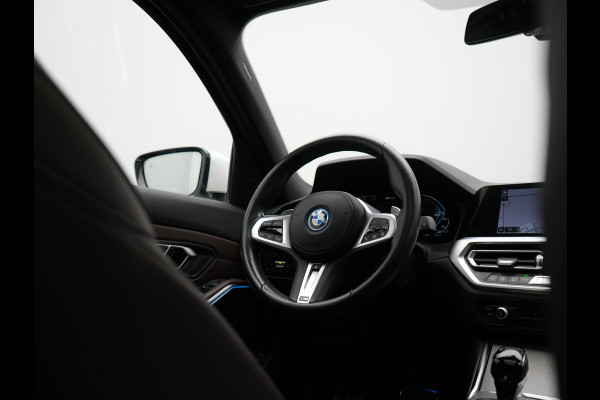BMW 3 Serie Touring 330e M Sport PHEV 293pk Dealer O.H. | Panodak | Laser LED | Head Up | Adaptief Onderstel | Camera | Lederen Sportstoelen & Stuur Verwarmd | Sfeerverlichting | Keyless | BLIS | Apple Carplay | Virtual | Navigatie | DAB | Plug In Hybrid |