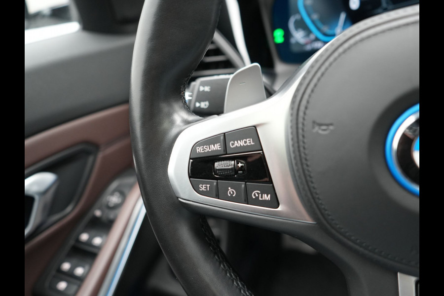 BMW 3 Serie Touring 330e M Sport PHEV 293pk Dealer O.H. | Panodak | Laser LED | Head Up | Adaptief Onderstel | Camera | Lederen Sportstoelen & Stuur Verwarmd | Sfeerverlichting | Keyless | BLIS | Apple Carplay | Virtual | Navigatie | DAB | Plug In Hybrid |