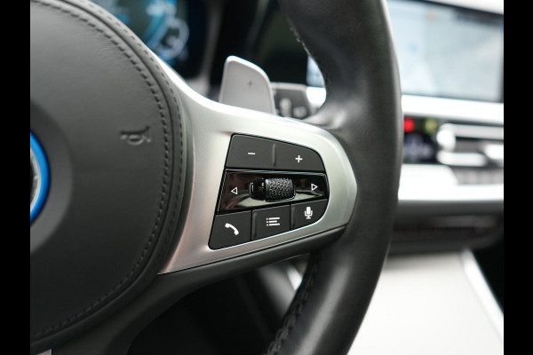 BMW 3 Serie Touring 330e M Sport PHEV 293pk Dealer O.H. | Panodak | Laser LED | Head Up | Adaptief Onderstel | Camera | Lederen Sportstoelen & Stuur Verwarmd | Sfeerverlichting | Keyless | BLIS | Apple Carplay | Virtual | Navigatie | DAB | Plug In Hybrid |