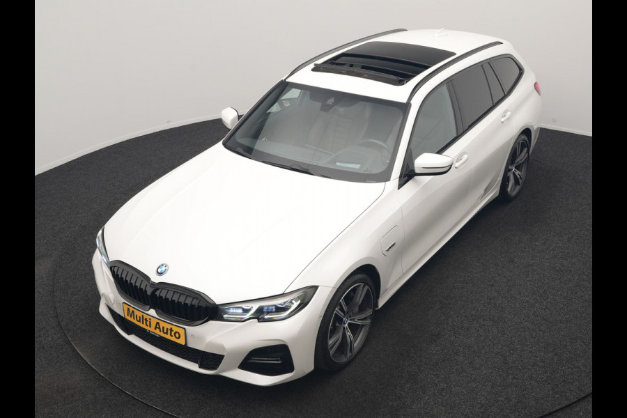 BMW 3 Serie Touring 330e M Sport PHEV 293pk Dealer O.H. | Panodak | Laser LED | Head Up | Adaptief Onderstel | Camera | Lederen Sportstoelen & Stuur Verwarmd | Sfeerverlichting | Keyless | BLIS | Apple Carplay | Virtual | Navigatie | DAB | Plug In Hybrid |