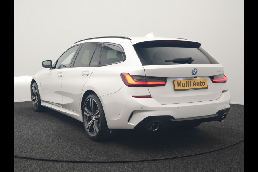 BMW 3 Serie Touring 330e M Sport PHEV 293pk Dealer O.H. | Panodak | Laser LED | Head Up | Adaptief Onderstel | Camera | Lederen Sportstoelen & Stuur Verwarmd | Sfeerverlichting | Keyless | BLIS | Apple Carplay | Virtual | Navigatie | DAB | Plug In Hybrid |