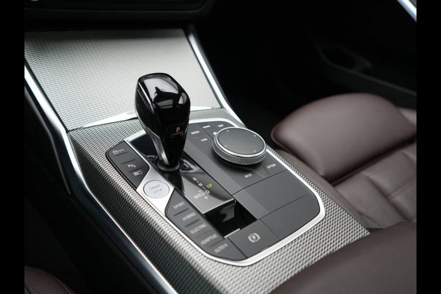 BMW 3 Serie Touring 330e M Sport PHEV 293pk Dealer O.H. | Panodak | Laser LED | Head Up | Adaptief Onderstel | Camera | Lederen Sportstoelen & Stuur Verwarmd | Sfeerverlichting | Keyless | BLIS | Apple Carplay | Virtual | Navigatie | DAB | Plug In Hybrid |