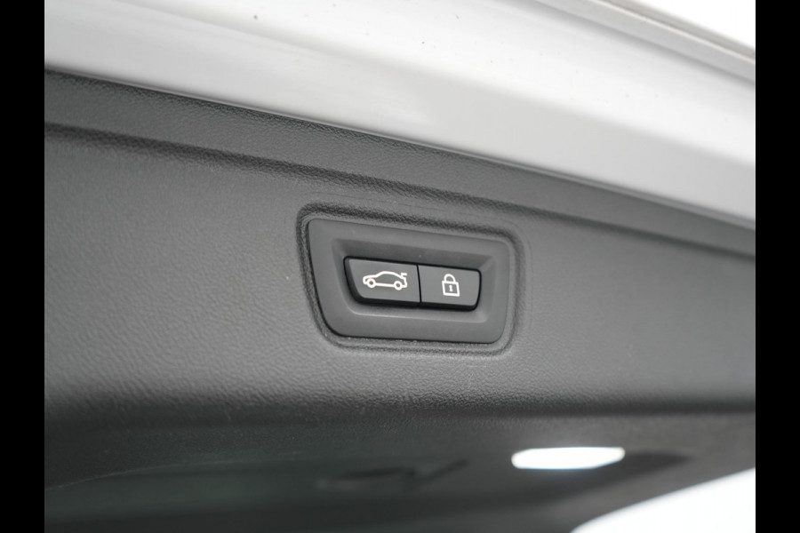 BMW 3 Serie Touring 330e M Sport PHEV 293pk Dealer O.H. | Panodak | Laser LED | Head Up | Adaptief Onderstel | Camera | Lederen Sportstoelen & Stuur Verwarmd | Sfeerverlichting | Keyless | BLIS | Apple Carplay | Virtual | Navigatie | DAB | Plug In Hybrid |