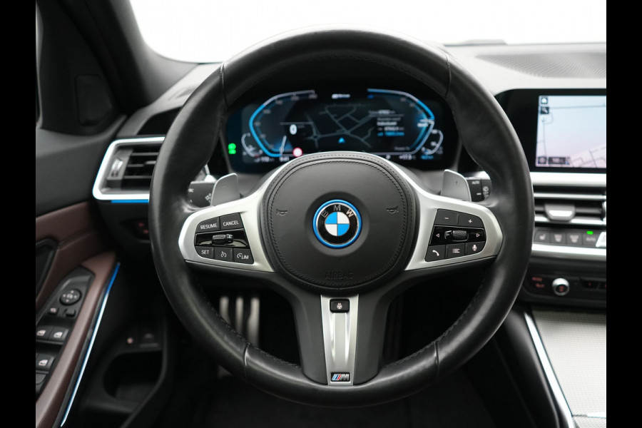 BMW 3 Serie Touring 330e M Sport PHEV 293pk Dealer O.H. | Panodak | Laser LED | Head Up | Adaptief Onderstel | Camera | Lederen Sportstoelen & Stuur Verwarmd | Sfeerverlichting | Keyless | BLIS | Apple Carplay | Virtual | Navigatie | DAB | Plug In Hybrid |
