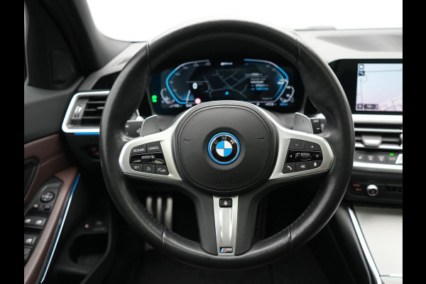 BMW 3 Serie Touring 330e M Sport PHEV 293pk Dealer O.H. | Panodak | Laser LED | Head Up | Adaptief Onderstel | Camera | Lederen Sportstoelen & Stuur Verwarmd | Sfeerverlichting | Keyless | BLIS | Apple Carplay | Virtual | Navigatie | DAB | Plug In Hybrid |