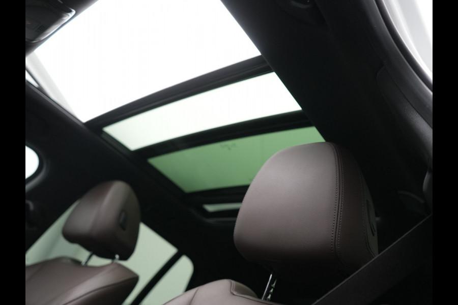 BMW 3 Serie Touring 330e M Sport PHEV 293pk Dealer O.H. | Panodak | Laser LED | Head Up | Adaptief Onderstel | Camera | Lederen Sportstoelen & Stuur Verwarmd | Sfeerverlichting | Keyless | BLIS | Apple Carplay | Virtual | Navigatie | DAB | Plug In Hybrid |