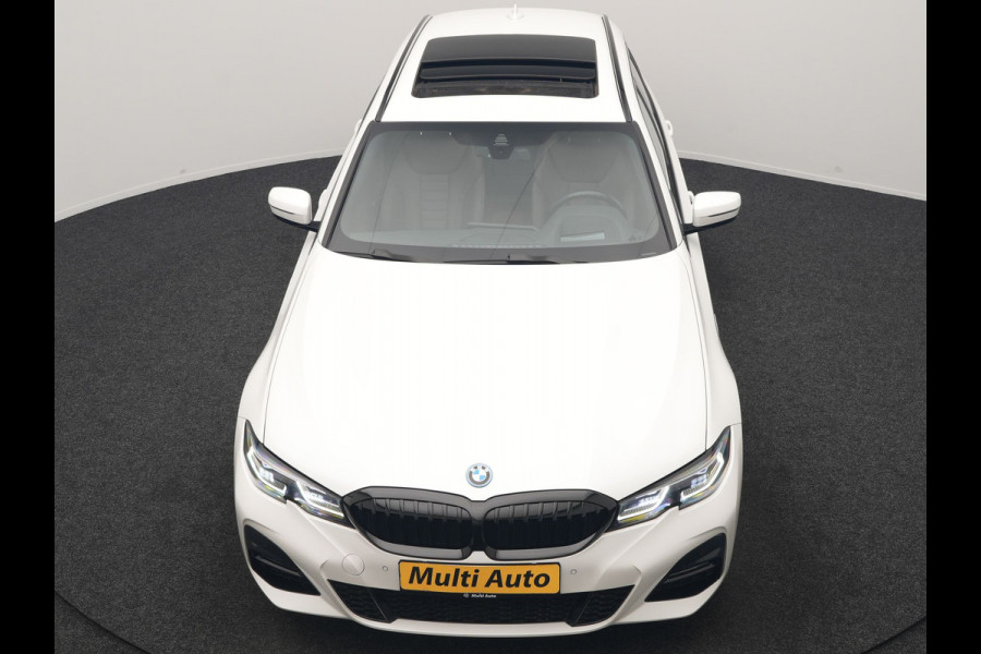 BMW 3 Serie Touring 330e M Sport PHEV 293pk Dealer O.H. | Panodak | Laser LED | Head Up | Adaptief Onderstel | Camera | Lederen Sportstoelen & Stuur Verwarmd | Sfeerverlichting | Keyless | BLIS | Apple Carplay | Virtual | Navigatie | DAB | Plug In Hybrid |