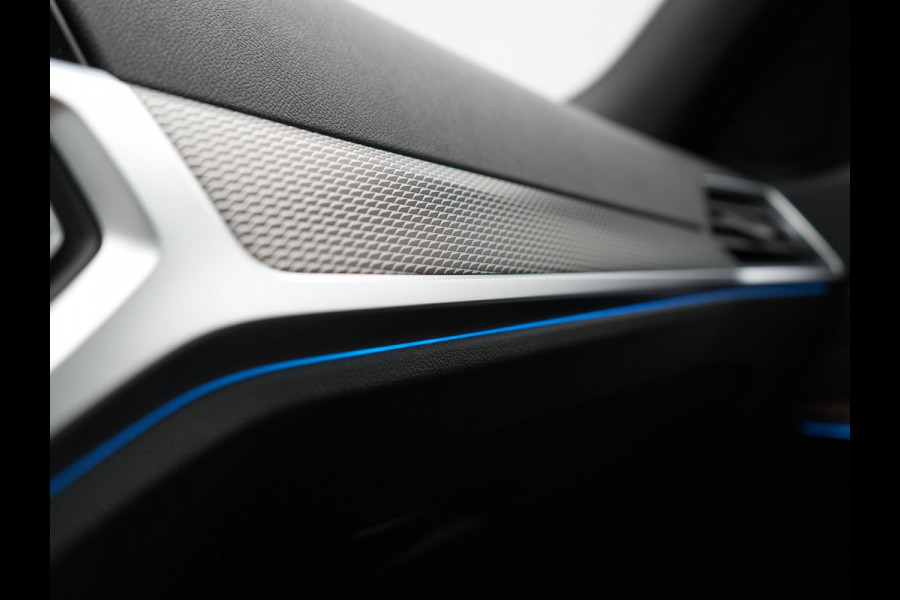 BMW 3 Serie Touring 330e M Sport PHEV 293pk Dealer O.H. | Panodak | Laser LED | Head Up | Adaptief Onderstel | Camera | Lederen Sportstoelen & Stuur Verwarmd | Sfeerverlichting | Keyless | BLIS | Apple Carplay | Virtual | Navigatie | DAB | Plug In Hybrid |
