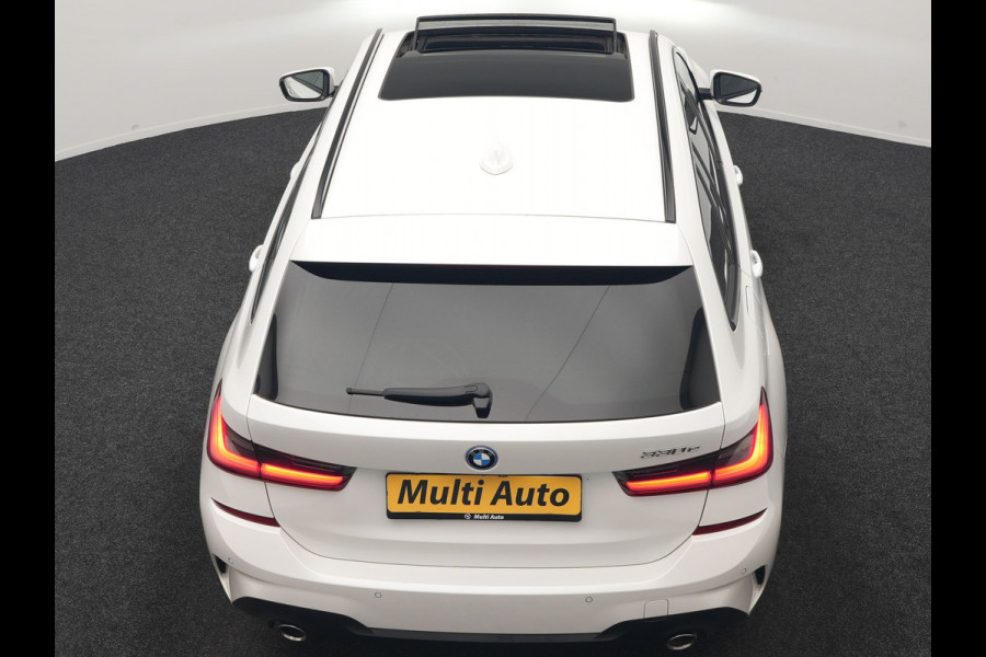 BMW 3 Serie Touring 330e M Sport PHEV 293pk Dealer O.H. | Panodak | Laser LED | Head Up | Adaptief Onderstel | Camera | Lederen Sportstoelen & Stuur Verwarmd | Sfeerverlichting | Keyless | BLIS | Apple Carplay | Virtual | Navigatie | DAB | Plug In Hybrid |