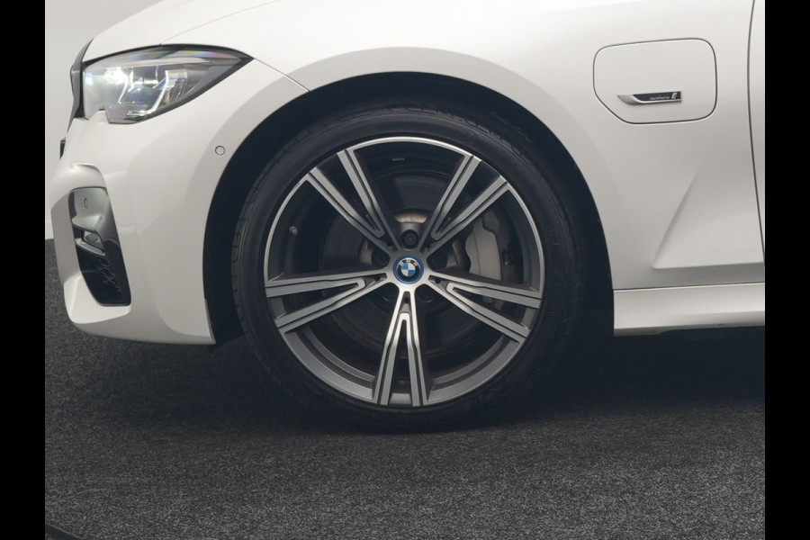 BMW 3 Serie Touring 330e M Sport PHEV 293pk Dealer O.H. | Panodak | Laser LED | Head Up | Adaptief Onderstel | Camera | Lederen Sportstoelen & Stuur Verwarmd | Sfeerverlichting | Keyless | BLIS | Apple Carplay | Virtual | Navigatie | DAB | Plug In Hybrid |
