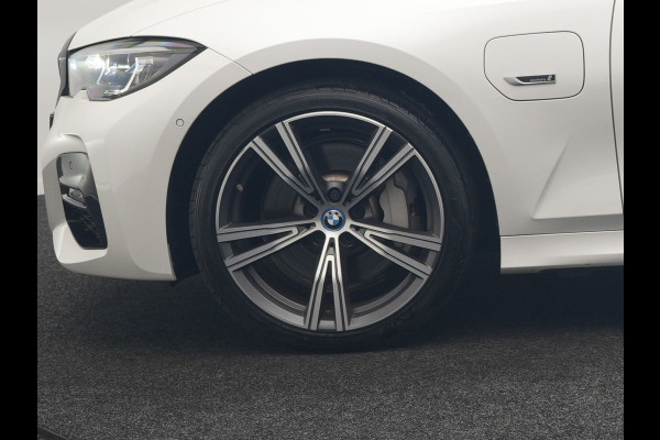 BMW 3 Serie Touring 330e M Sport PHEV 293pk Dealer O.H. | Panodak | Laser LED | Head Up | Adaptief Onderstel | Camera | Lederen Sportstoelen & Stuur Verwarmd | Sfeerverlichting | Keyless | BLIS | Apple Carplay | Virtual | Navigatie | DAB | Plug In Hybrid |