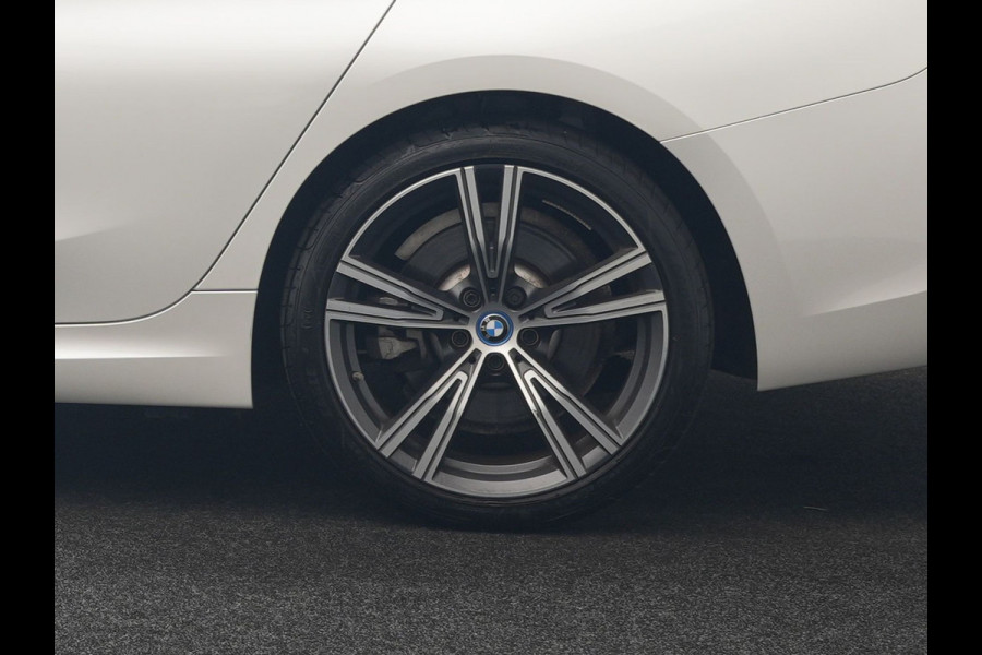 BMW 3 Serie Touring 330e M Sport PHEV 293pk Dealer O.H. | Panodak | Laser LED | Head Up | Adaptief Onderstel | Camera | Lederen Sportstoelen & Stuur Verwarmd | Sfeerverlichting | Keyless | BLIS | Apple Carplay | Virtual | Navigatie | DAB | Plug In Hybrid |