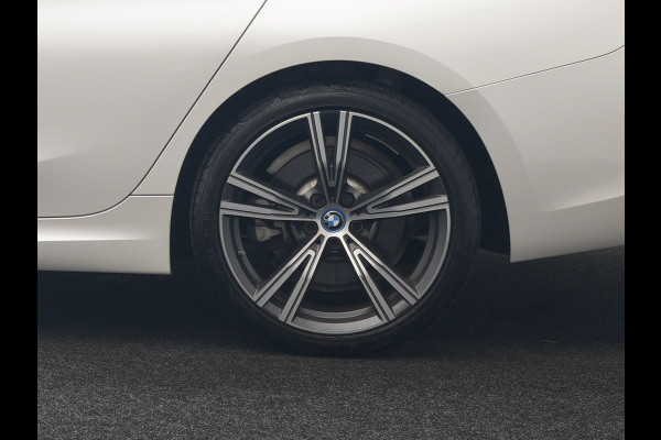 BMW 3 Serie Touring 330e M Sport PHEV 293pk Dealer O.H. | Panodak | Laser LED | Head Up | Adaptief Onderstel | Camera | Lederen Sportstoelen & Stuur Verwarmd | Sfeerverlichting | Keyless | BLIS | Apple Carplay | Virtual | Navigatie | DAB | Plug In Hybrid |