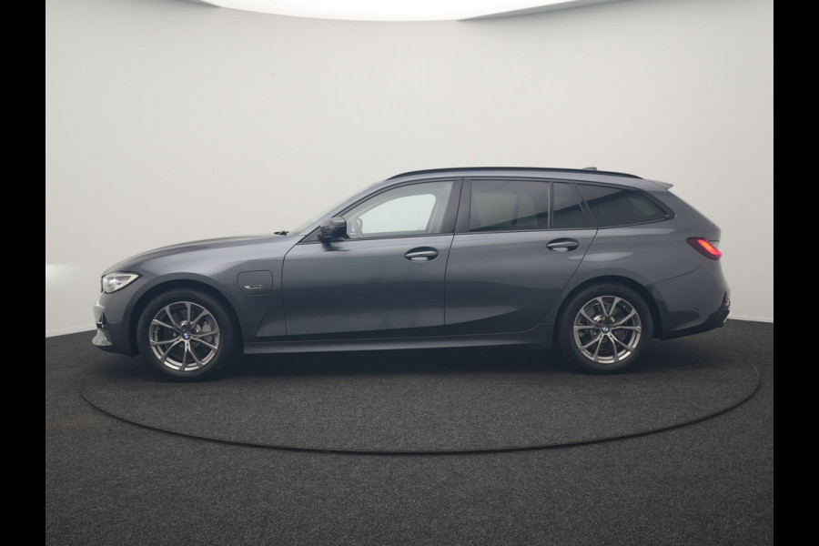 BMW 3 Serie Touring 330e Sportline PHEV 293pk Dealer O.H | Trekhaak Af Fabriek | Camera | Cruise Control | Lederen Sportstoelen Verwarmd | Apple Carplay | Virtual | Navigatie | Sfeerverlichting | DAB | 17"L.M |