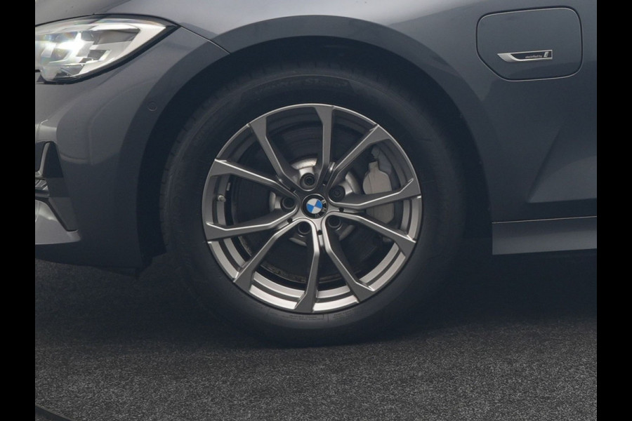 BMW 3 Serie Touring 330e Sportline PHEV 293pk Dealer O.H | Trekhaak Af Fabriek | Camera | Cruise Control | Lederen Sportstoelen Verwarmd | Apple Carplay | Virtual | Navigatie | Sfeerverlichting | DAB | 17"L.M |