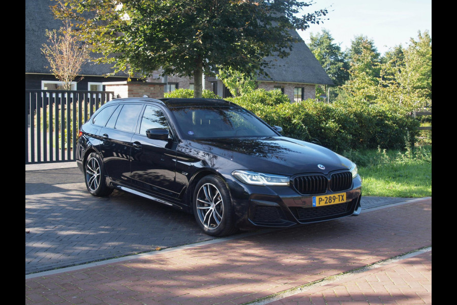 BMW 5 Serie Touring 530e Business Edition Plus | M-Pakket | Panoramadak | Trekhaak | Camera | Sfeerverlichting | NL-Auto |