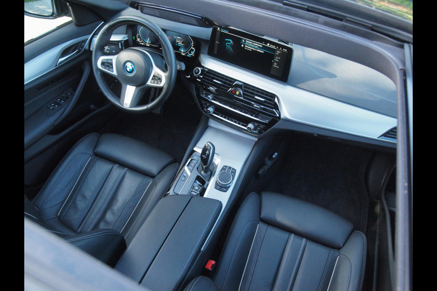 BMW 5 Serie Touring 530e Business Edition Plus | M-Pakket | Panoramadak | Trekhaak | Camera | Sfeerverlichting | NL-Auto |