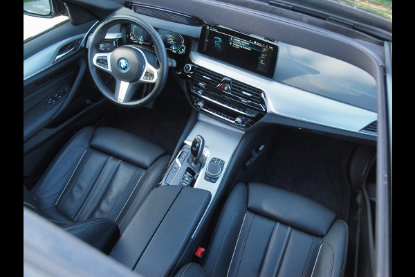 BMW 5 Serie Touring 530e Business Edition Plus | M-Pakket | Panoramadak | Trekhaak | Camera | Sfeerverlichting | NL-Auto |