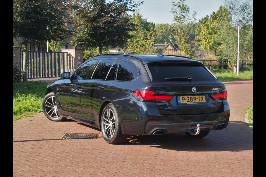 BMW 5 Serie Touring 530e Business Edition Plus | M-Pakket | Panoramadak | Trekhaak | Camera | Sfeerverlichting | NL-Auto |