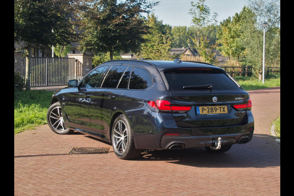 BMW 5 Serie Touring 530e Business Edition Plus | M-Pakket | Panoramadak | Trekhaak | Camera | Sfeerverlichting | NL-Auto |