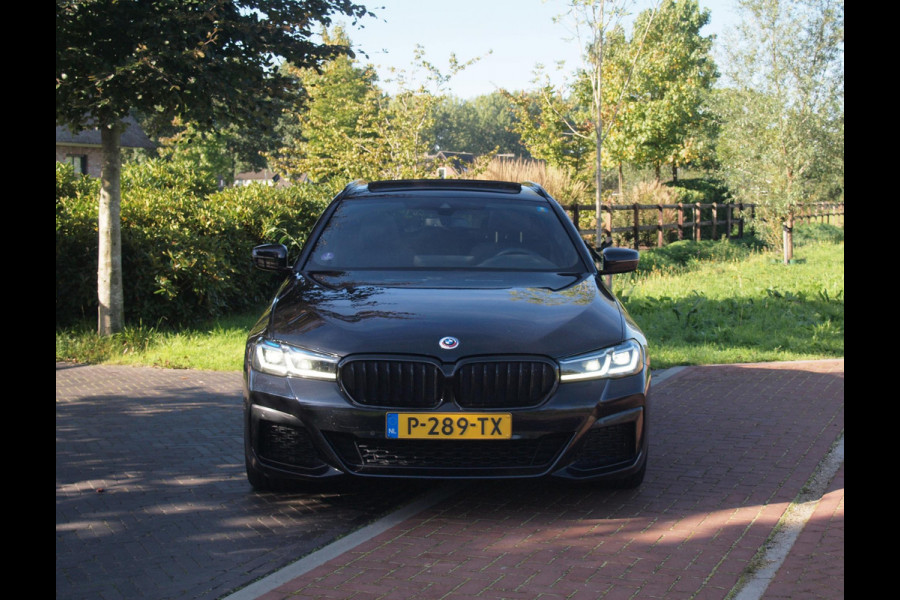 BMW 5 Serie Touring 530e Business Edition Plus | M-Pakket | Panoramadak | Trekhaak | Camera | Sfeerverlichting | NL-Auto |