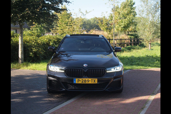 BMW 5 Serie Touring 530e Business Edition Plus | M-Pakket | Panoramadak | Trekhaak | Camera | Sfeerverlichting | NL-Auto |