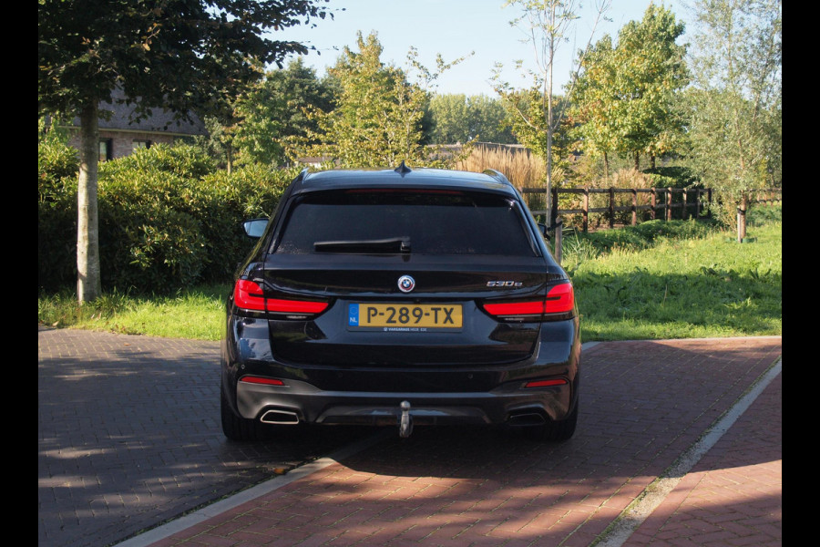 BMW 5 Serie Touring 530e Business Edition Plus | M-Pakket | Panoramadak | Trekhaak | Camera | Sfeerverlichting | NL-Auto |