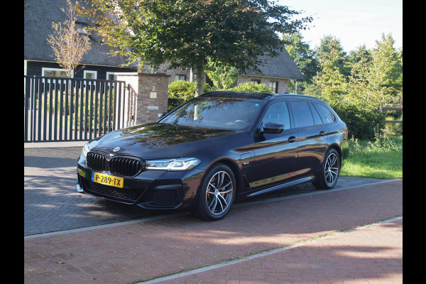 BMW 5 Serie Touring 530e Business Edition Plus | M-Pakket | Panoramadak | Trekhaak | Camera | Sfeerverlichting | NL-Auto |