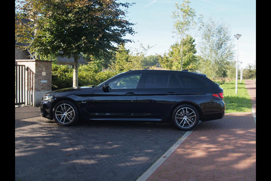 BMW 5 Serie Touring 530e Business Edition Plus | M-Pakket | Panoramadak | Trekhaak | Camera | Sfeerverlichting | NL-Auto |