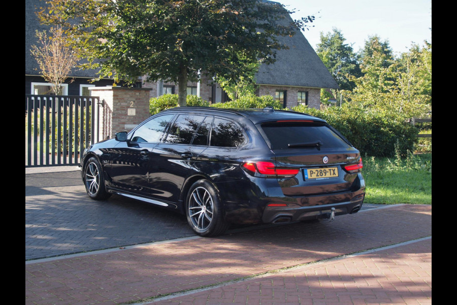BMW 5 Serie Touring 530e Business Edition Plus | M-Pakket | Panoramadak | Trekhaak | Camera | Sfeerverlichting | NL-Auto |