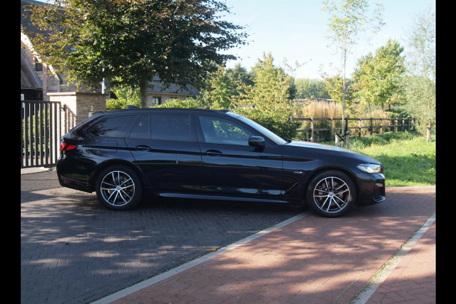 BMW 5 Serie Touring 530e Business Edition Plus | M-Pakket | Panoramadak | Trekhaak | Camera | Sfeerverlichting | NL-Auto |