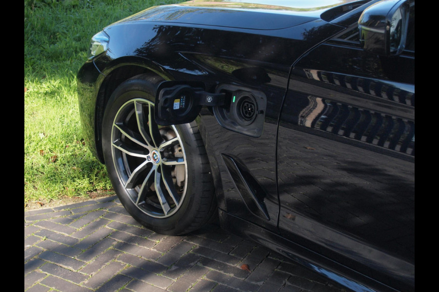 BMW 5 Serie Touring 530e Business Edition Plus | M-Pakket | Panoramadak | Trekhaak | Camera | Sfeerverlichting | NL-Auto |