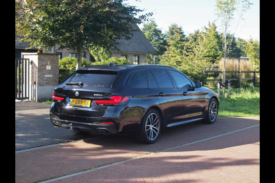BMW 5 Serie Touring 530e Business Edition Plus | M-Pakket | Panoramadak | Trekhaak | Camera | Sfeerverlichting | NL-Auto |
