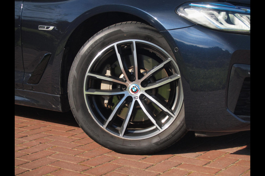 BMW 5 Serie Touring 530e Business Edition Plus | M-Pakket | Panoramadak | Trekhaak | Camera | Sfeerverlichting | NL-Auto |