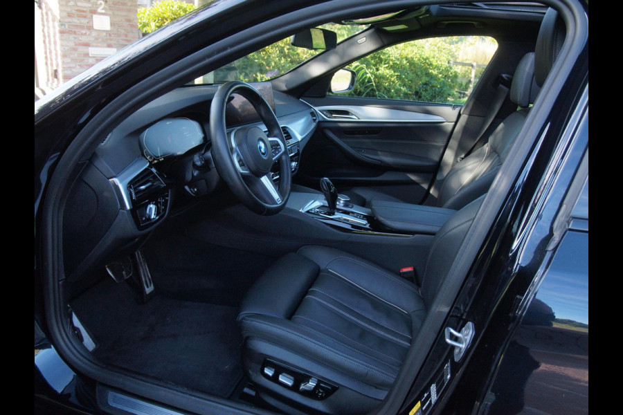 BMW 5 Serie Touring 530e Business Edition Plus | M-Pakket | Panoramadak | Trekhaak | Camera | Sfeerverlichting | NL-Auto |