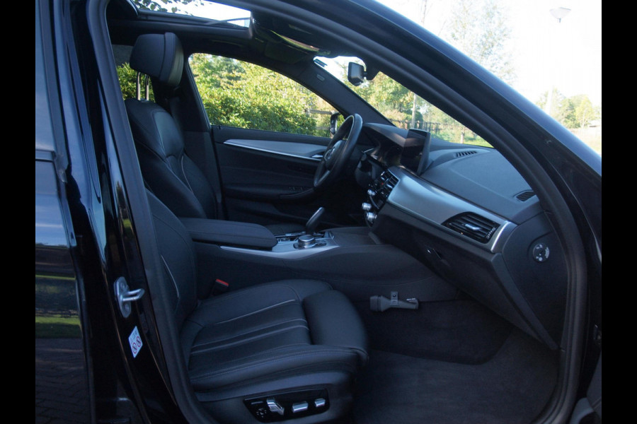 BMW 5 Serie Touring 530e Business Edition Plus | M-Pakket | Panoramadak | Trekhaak | Camera | Sfeerverlichting | NL-Auto |