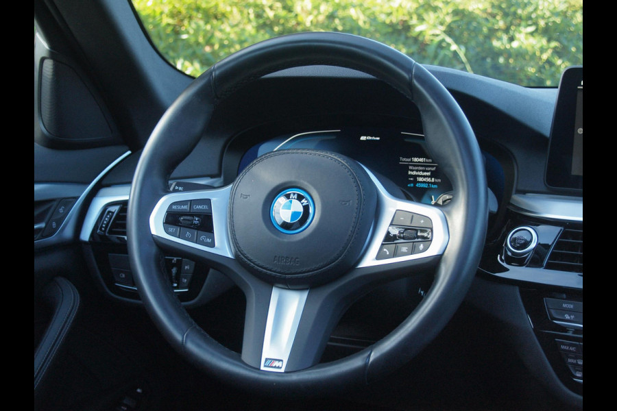 BMW 5 Serie Touring 530e Business Edition Plus | M-Pakket | Panoramadak | Trekhaak | Camera | Sfeerverlichting | NL-Auto |