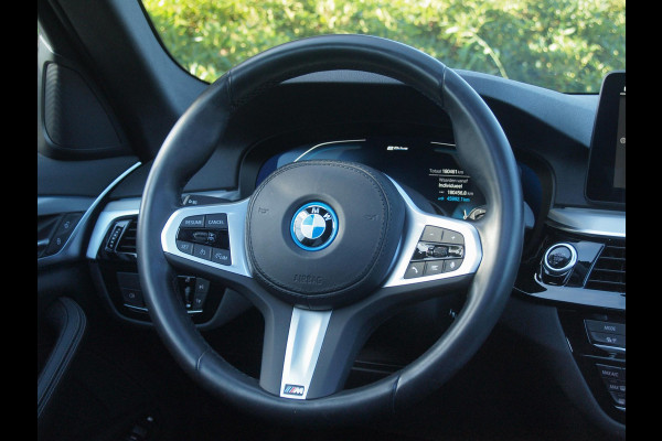 BMW 5 Serie Touring 530e Business Edition Plus | M-Pakket | Panoramadak | Trekhaak | Camera | Sfeerverlichting | NL-Auto |