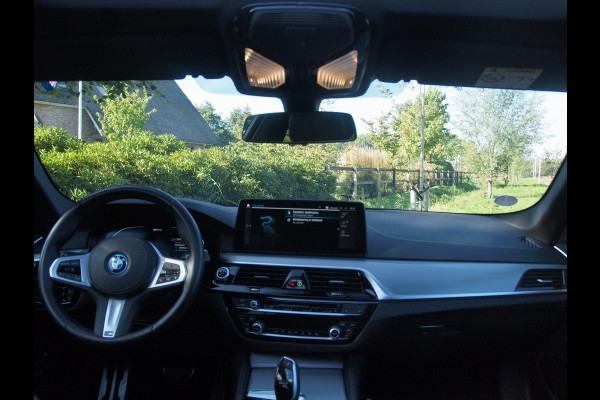 BMW 5 Serie Touring 530e Business Edition Plus | M-Pakket | Panoramadak | Trekhaak | Camera | Sfeerverlichting | NL-Auto |