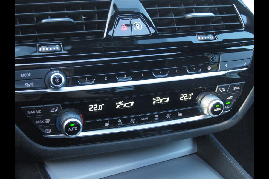 BMW 5 Serie Touring 530e Business Edition Plus | M-Pakket | Panoramadak | Trekhaak | Camera | Sfeerverlichting | NL-Auto |