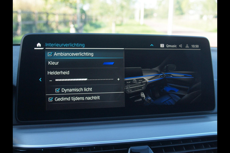 BMW 5 Serie Touring 530e Business Edition Plus | M-Pakket | Panoramadak | Trekhaak | Camera | Sfeerverlichting | NL-Auto |
