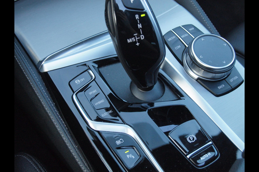 BMW 5 Serie Touring 530e Business Edition Plus | M-Pakket | Panoramadak | Trekhaak | Camera | Sfeerverlichting | NL-Auto |