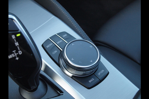 BMW 5 Serie Touring 530e Business Edition Plus | M-Pakket | Panoramadak | Trekhaak | Camera | Sfeerverlichting | NL-Auto |