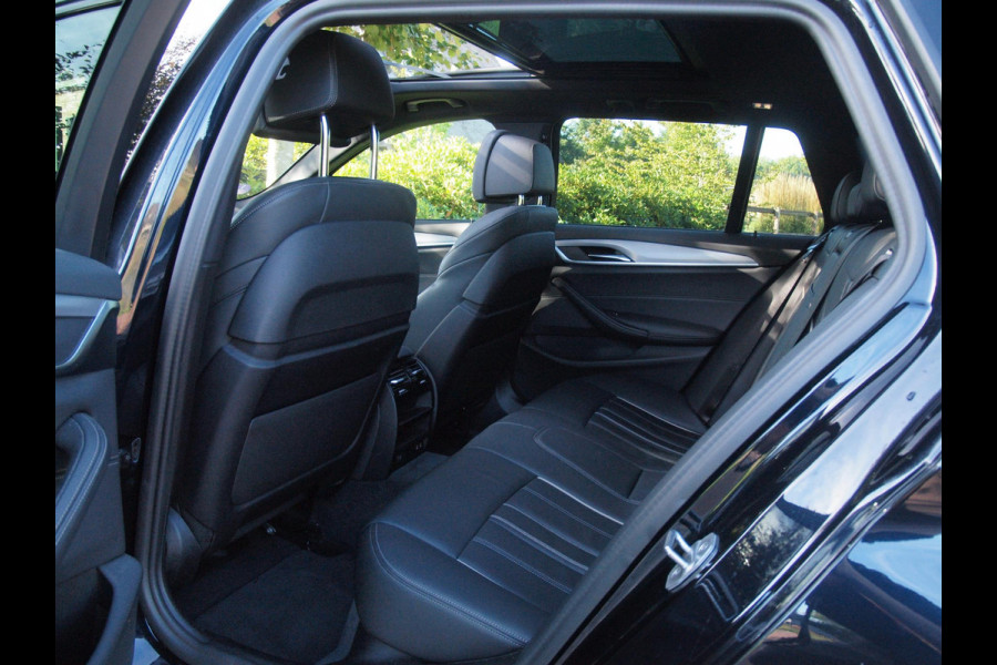 BMW 5 Serie Touring 530e Business Edition Plus | M-Pakket | Panoramadak | Trekhaak | Camera | Sfeerverlichting | NL-Auto |